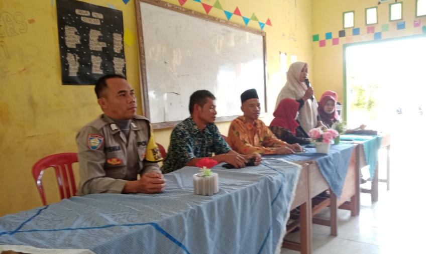 Bhabinkamtibmas beri imbauan Kamtibmas saat hadiri kelulusan di SMPN 33 Desa Rena Jaya