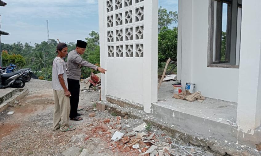 Kapolsek Batiknau Cek Bangunan Mushola 