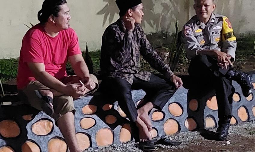 Tingkatkan Kondusifitas Kamtibmas, Bhabinkamtibmas Polsek Pino Sambang Warga Desa Ulak Lebar  