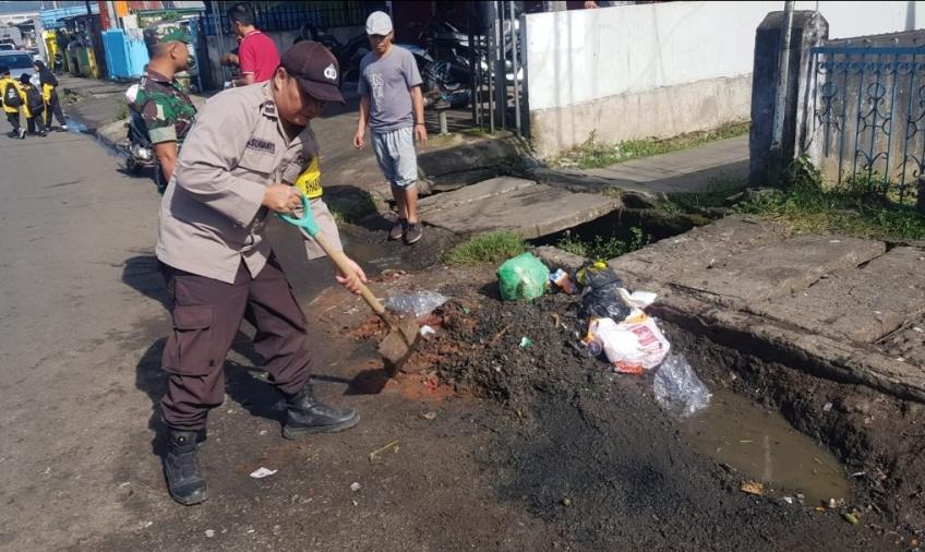 Bersama Warga, Pilar Kelurahan Gotong Royong Membersihkan Lingkungan