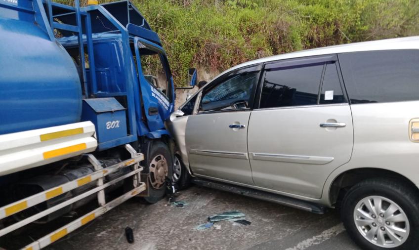 Polisi Olah TKP Tabrakan Inova Vs Truk di Kaur