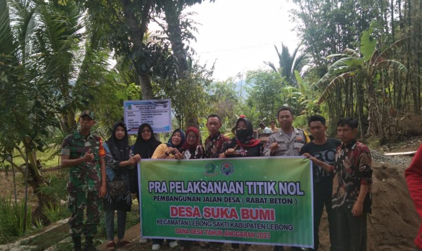 Dukung Pembangunan di Desa, Bhabinkamtibmas Polsek Lebong Tengah Hadiri Pembagian BLT DD dan Titik Nol Pembangunan