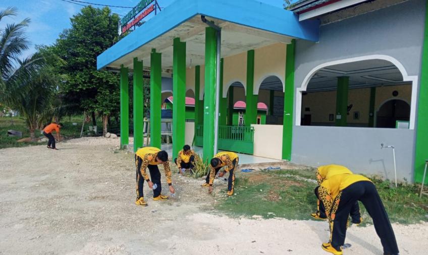 Jelang HUT Bhayangkara, Polsek Enggano Gelar Aksi Bersih-Bersih Masjid