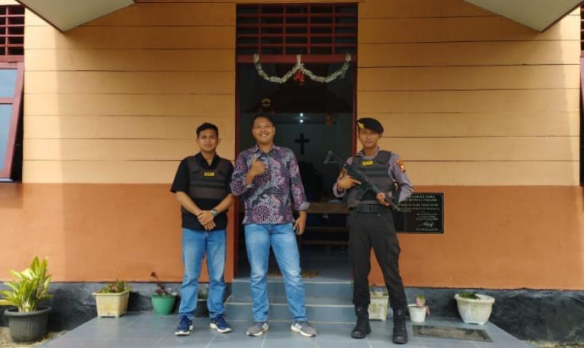 Anggota Polsek Enggano Berikan Pelayanan Melalui Pengamanan Gereja HKBP