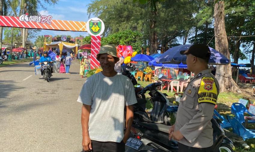 Bhabinkamtibmas Sambangi Wisatawan Pantai Pasar Bawah, dan  Sampaikan Imbauan
