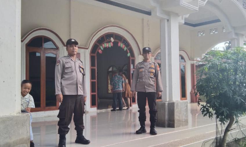 Personil Polsek Padang Jaya Lakukan Pengamanan Ibadah Minggu Pagi