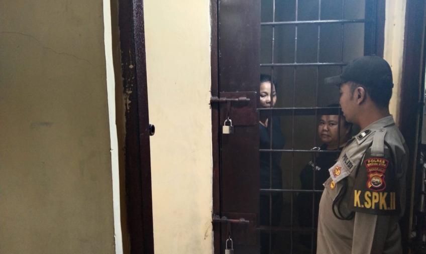 Personel Polsek Padang Jaya Lakukan Pengecekan Tahanan Guna Pastikan Ruang Tahanan Aman