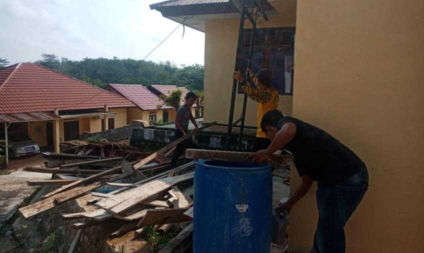 Jelang HUT Bhayangkara, Personel Polsek Batiknau Lakukan Bersih Mako