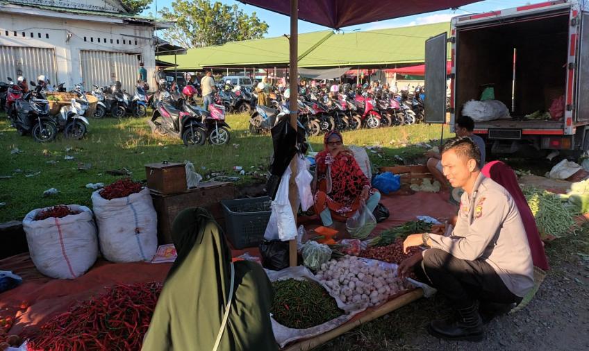 Jaga Kamtibmas Tetap Aman, Polsek Mukomuko Utara Sambangi dan Atur Lalu Lintas di Pasar Koto Jaya