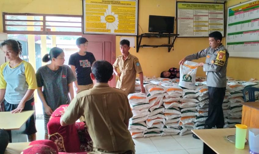 Diawasi Bhabinkamtibmas, Bantuan Beras Cadangan Pangan Pemerintah Dibagikan