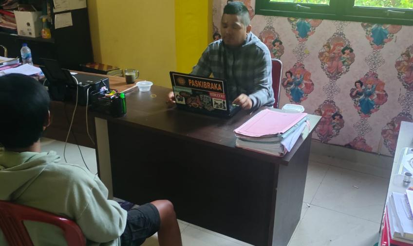 YE saat diperiksa petugas