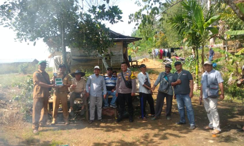 Dukung Ketahanan Pangan, Bhabinkamtibmas Hadiri Pengendalian Hama Tikus di Desa Nangai Tayau