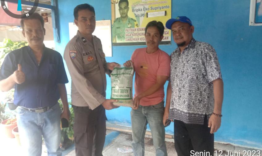 Sambang, Bhabinkamtibmas Monitoring dan Distribusikan Bibit Padi kepada Petani Secara Simbolis