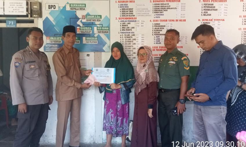 Hadiri Kegiatan Pembagian BLT DD, Bhabinkamtibmas Polsek Maje Sampaikan Pesan Kamtibmas