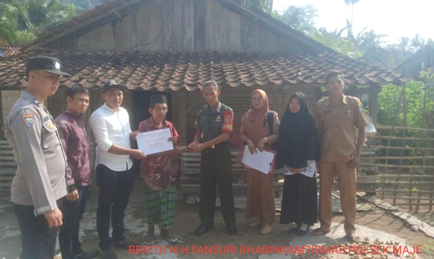 Berikan Pendampingan, Bhabinkamtibmas Polsek Maje Hadiri Kegiatan Pembagian BLT DD di Desa Air Jelatang