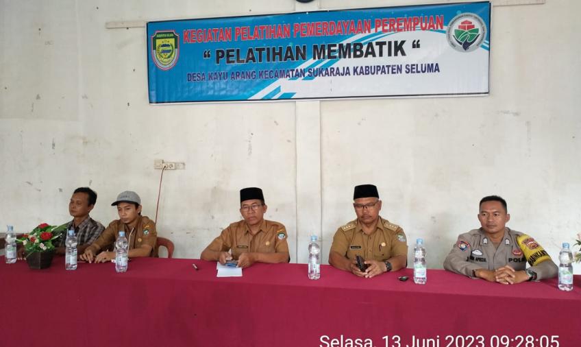 Bhabinkamtibmas Polsek Sukaraja Hadiri Undangan Pelatihan Membatik di Desa Kayu Arang 