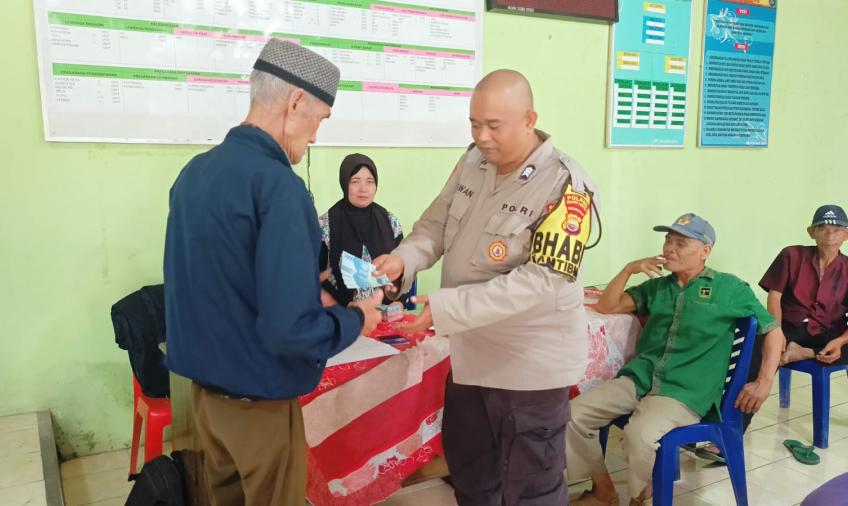 Brigpol Edo Irawan, Hadiri Kegiatan Penyaluran BLT DD di Desa Seguring