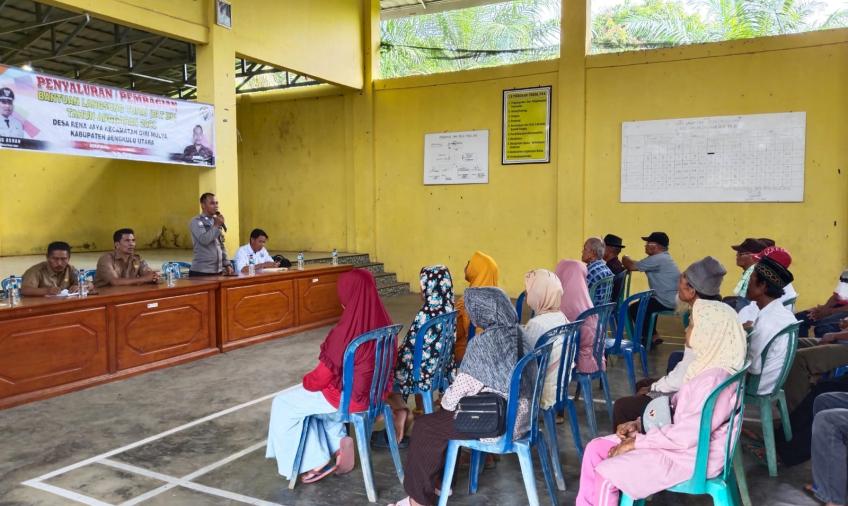 Bhabinkamtibmas Polsek Giri Mulya Hadiri Penyaluran BLT DD TW II Desa Rena Jaya