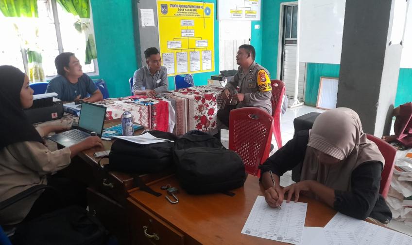 Sambangi RW Tempat Bertugas, Polisi RW Polsek Lais Berdiskusi Dengan Pengurus RW
