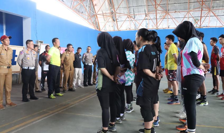 Pantau Latihan Atlet Bola Voli, Kapolres Lebong Berikan Motivasi dan Semangat