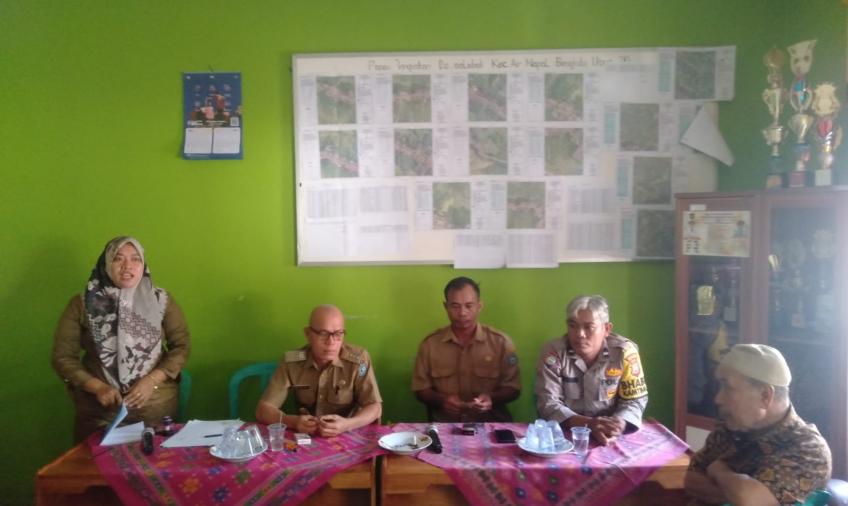 Bhabinkamtibmas Polsek Air Besi Monitoring Penyaluran Dana BLT-DD Desa Selubuk
