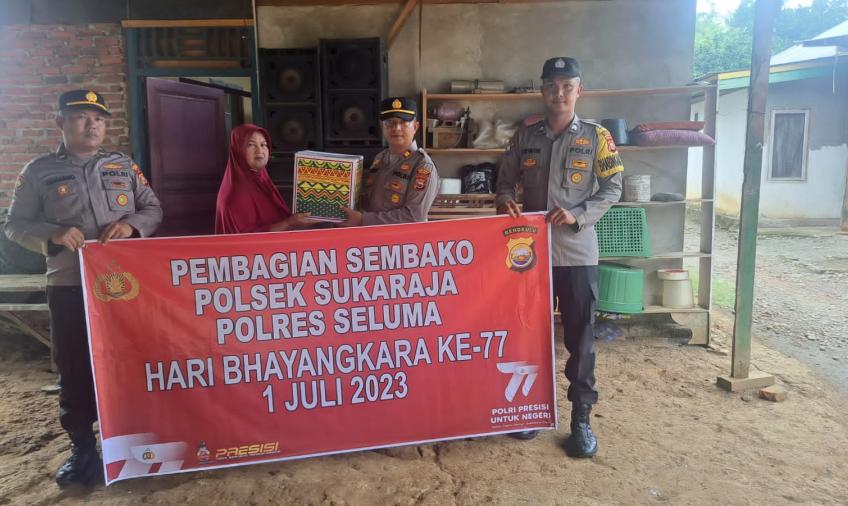 Sambut HUT Bhyangkara Ke-77, Personel Polsek Sukaraja  Berikan Bantuan Sembako Kepada Warga 