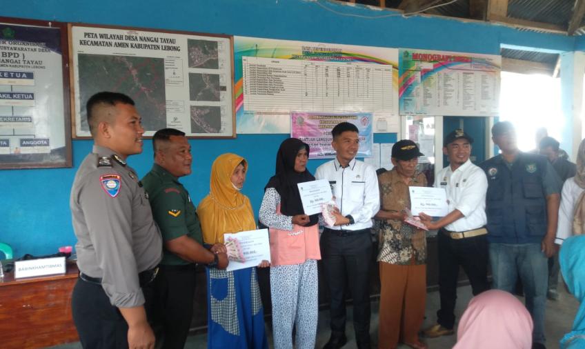 Membersamai Warga, Bhabinkamtibmas Polsek Lebong Utara Hadiri Penyaluran BLT DD 