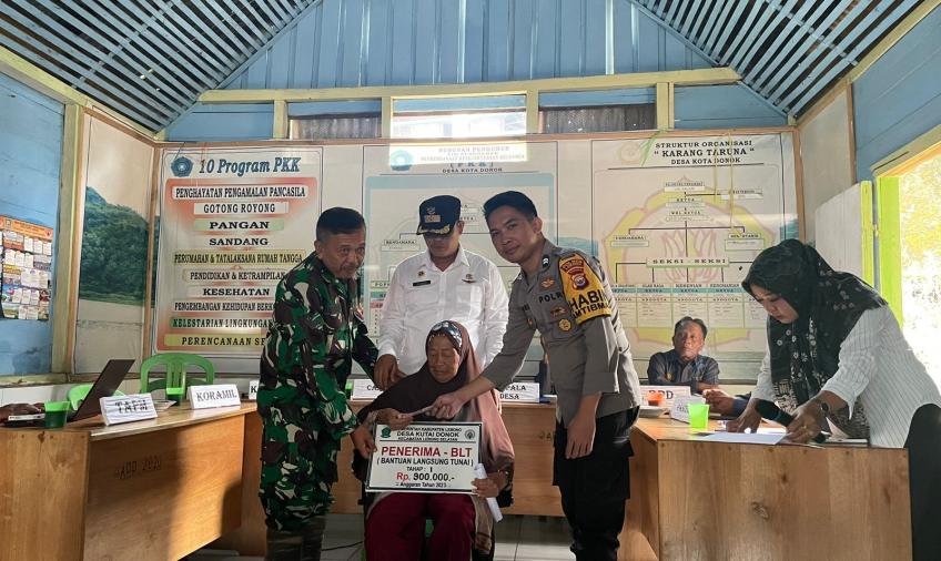 Bhabinkamtibmas Polsek Lebong Selatan Hadiri Penyaluran BLT DD di Desa Kutai Donok