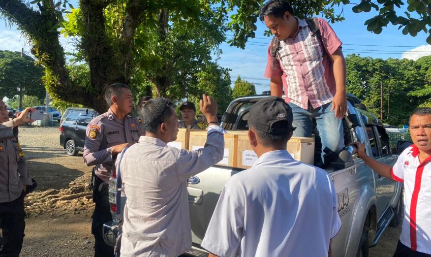 Polres Bengkulu Selatan Kawal Distribusi Logistik Pilkades Tahun 2023