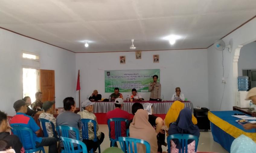 Pastikan Berjalan Lancar, Anggota Polsek Enggano Dampingi Pelaksanaan Pembagian BLT
