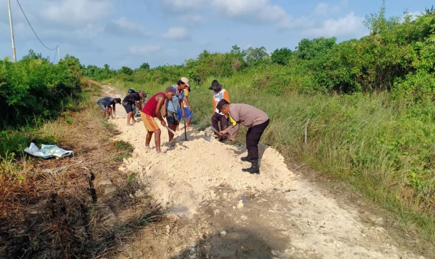 Bhabinkamtibmas Polsek Enggano Ikuti Gotong Royong Bersama Warga Untuk Perbaiki Jalan