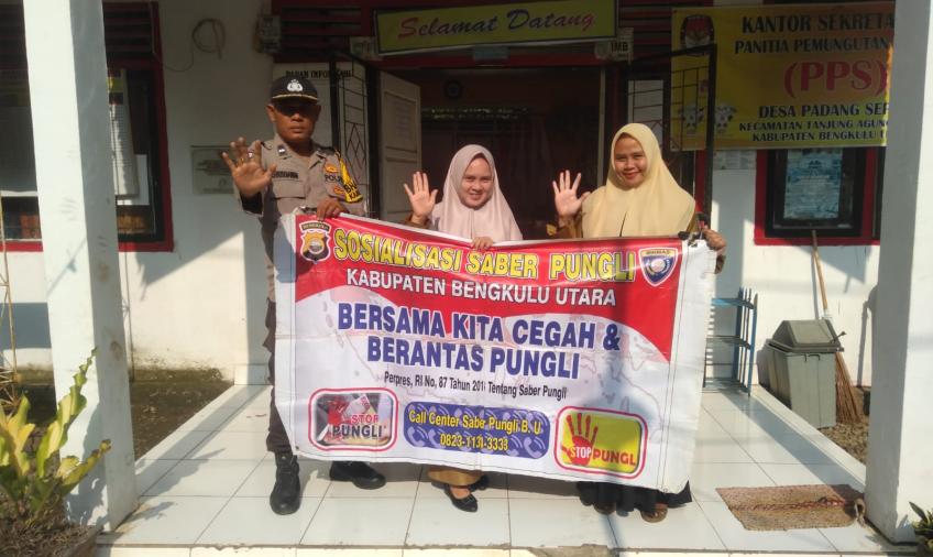 Sambangi Kantor Desa, Pak Bhabin Sosialisasikan Saber Pungli