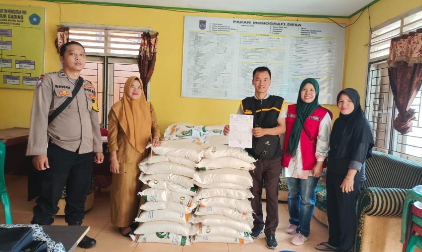 Bhabinkamtibmas Monitoring Penyaluran Bantuan Pangan dari Pemerintah Wilayah Tanjung Agung Palik