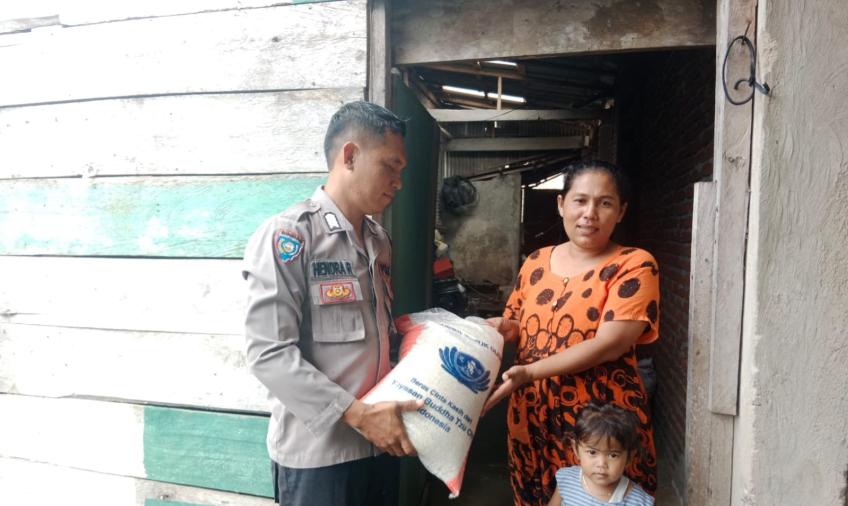 Bhabinkamtibmas Polsek Nasal, Berikan Bantuan Sembako kepada Masyarakat yang Membutuhkan di Desa Sumber Harapan 