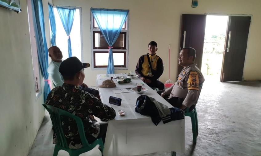 Bhabinkamtibmas Polsek Curup Sambang Tatap Muka dengan Kepala Desa dan Perangkat Desa Air Putih Kali Bandung 