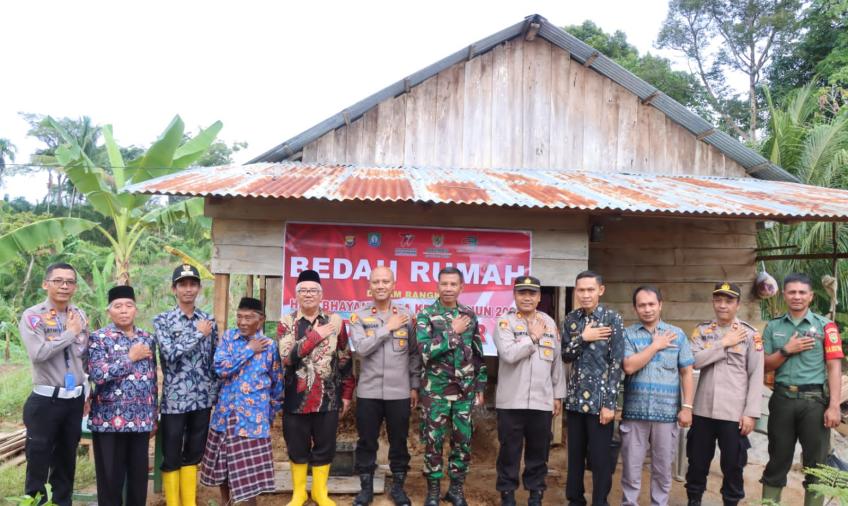 Dalam Rangka HUT Bhayangkara Ke-77, Polres Kaur Lakasankan Kegiatan Bedah Rumah 