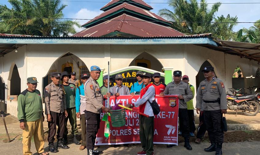 HUT Bhayangkara ke 77,  Polsek Sukaraja Gelar Kegiatan Bakti Sosial Bersih-Bersih Tempat Ibadah dan Bagikan Alat Kebersihan 