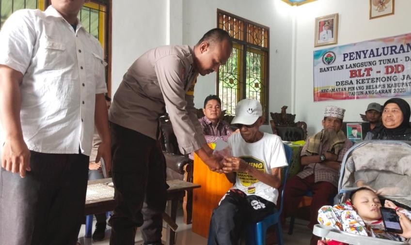 Rutin Sambang, Brigpol Dasa Hadir di Penyaluran BLT DD Tahap I Desa Ketenong Jaya