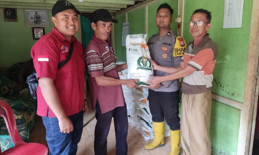Bhabinkamtibmas Hadir di Pembagian Beras Bagi Warga Desa Bajok Kecamatan Rimbo Pengadang