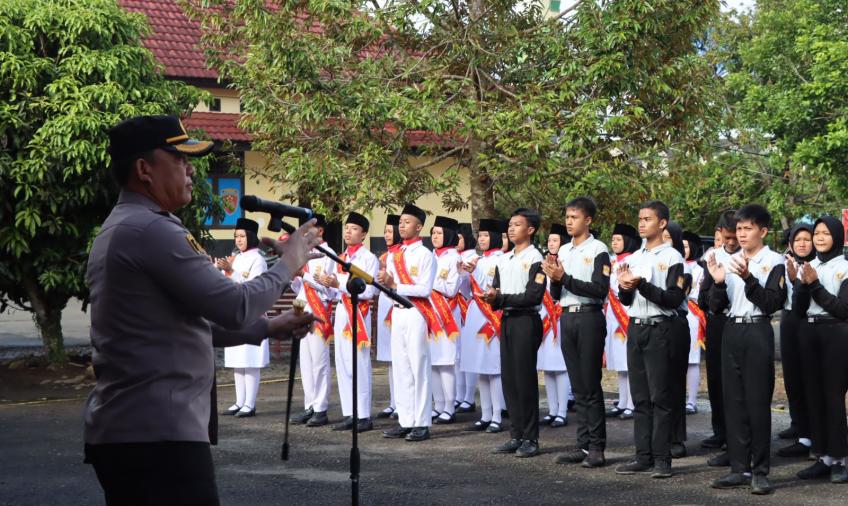 Lomba Baris Berbaris SMP-SMA Meriahkan Hari Bhayangkara Ke-77