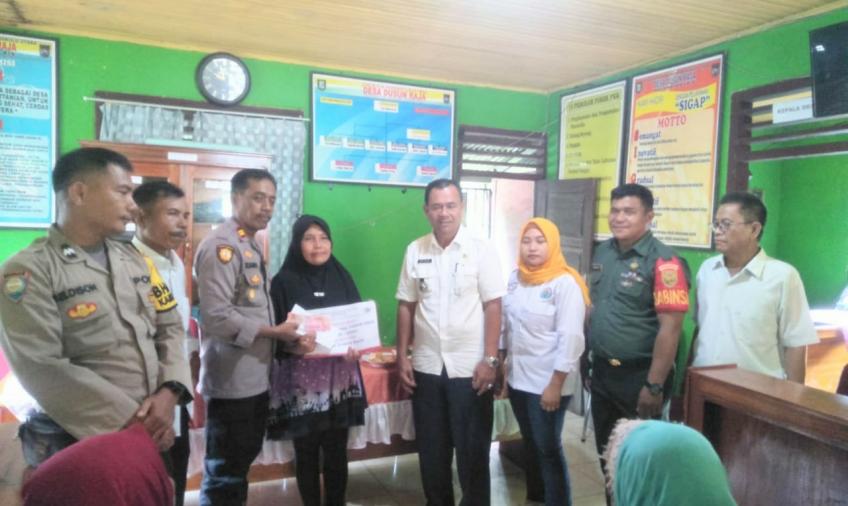 Dihadiri Kapolsek Lais, Desa Dusun Raja Distribusikan BLT DD