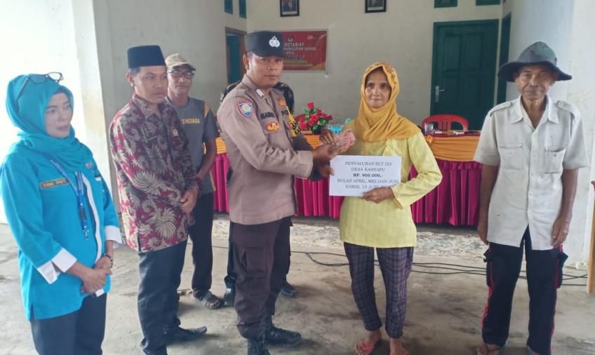 Bhabinkamtibmas Dampingi Warga Dalam Pembagian Bantuan Langsung Tunai