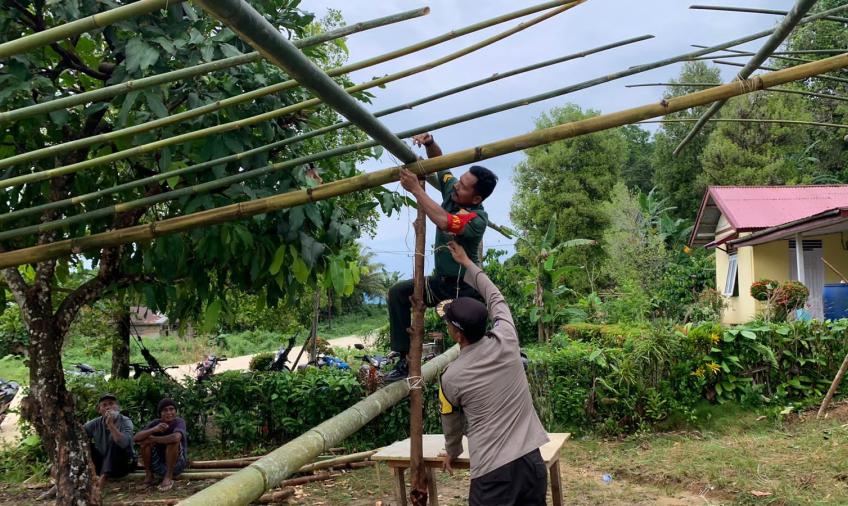 Wujudkan Sinergitas, Babinsa dan Bhabinkabtibmas Gotong Royong Membantu Warga yang Akan Melaksanakan Hajatan