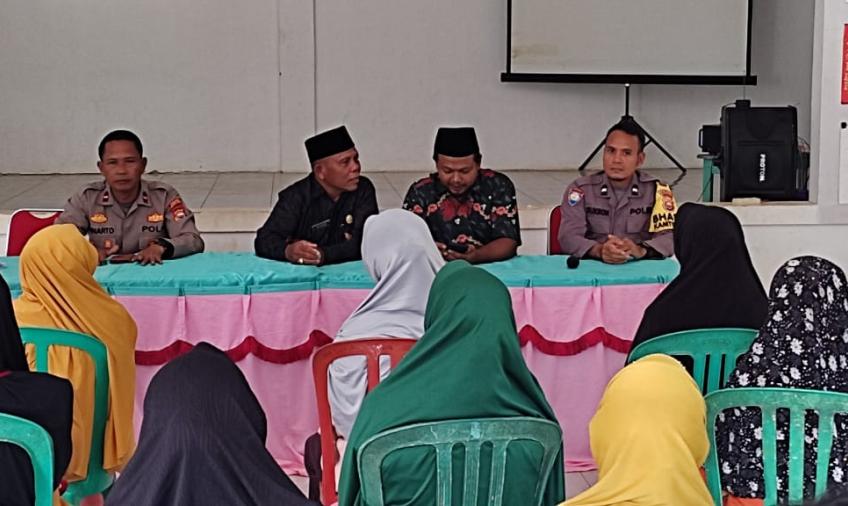 Berikan Rasa Aman, Polsek Padang Jaya Monitoring Penyaluran BLT DD Desa Sido Luhur