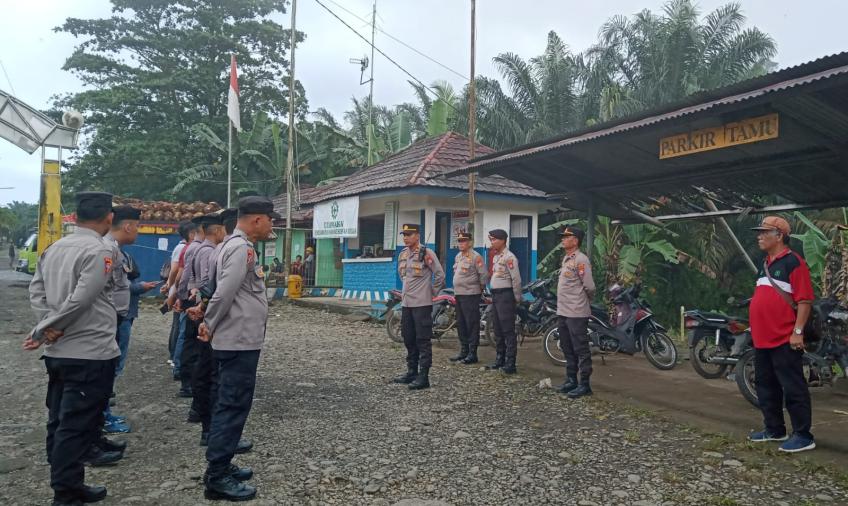 Polsek Padang Jaya Lakukan Pengamanan Aksi Unjuk Rasa Sopir TBS Lubuk Banyau Secara Humanis