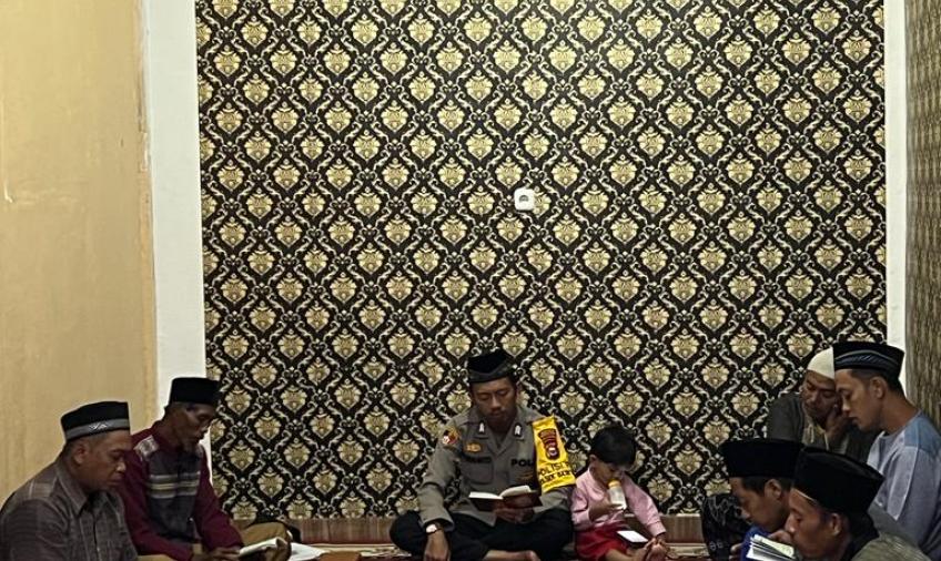 Tingkatkan Silaturahmi Polisi RW Mengaji Bersama Warga