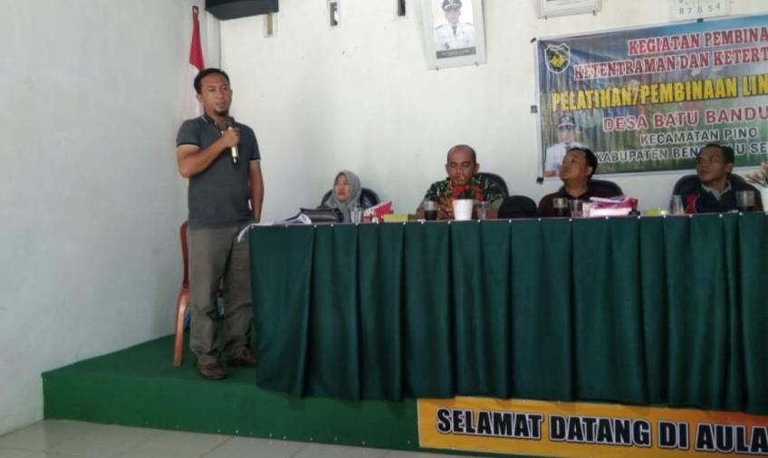Bhabinkamtibmas Polsek Pino Melaksanakan Pelatihan dan Pembinaan Linmas di desa Batu Bandung 