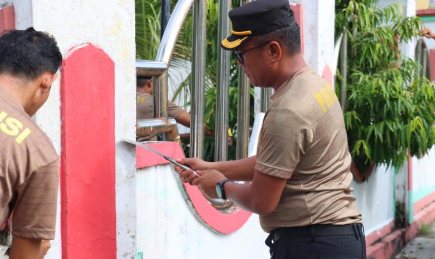 Bakti Sosial, Kapolres BS Turun Langsung Lakukan Pengecatan Pagar dan Bersih-Bersih Masjid dan Makam Syech Mohammad Amin