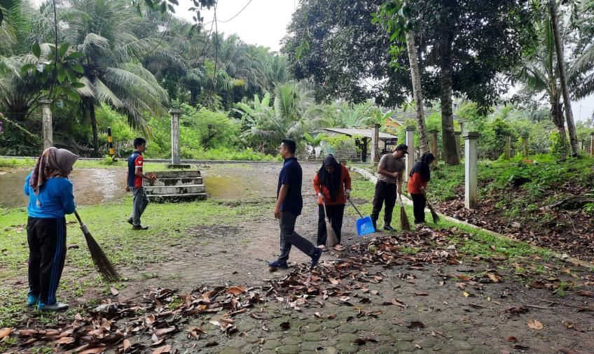 Sambut Hari Bhayangkara Polsek Air Besi Laksanakan Bakti Sosial di TPI Pasar Palik