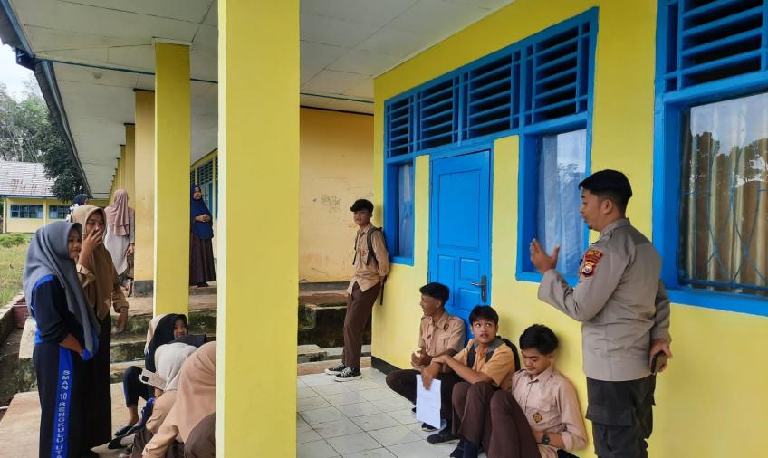 Personel Polsek Air Besi Hadiri Kegiatan Kenaikan Kelas di SMAN 10 Bengkulu Utara